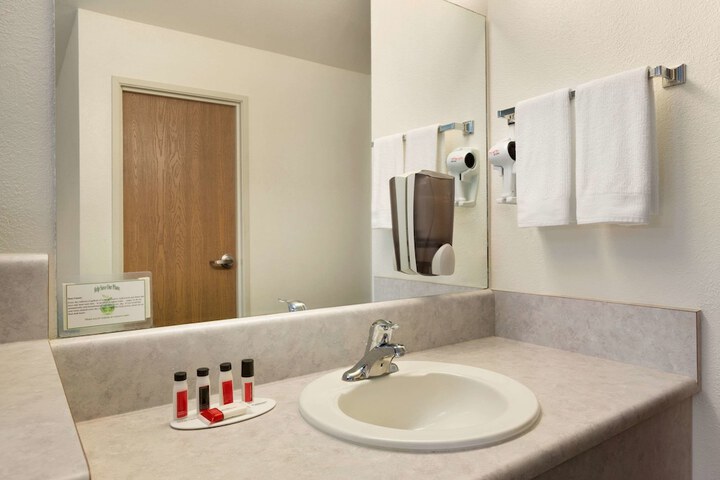 Room 6 of 18