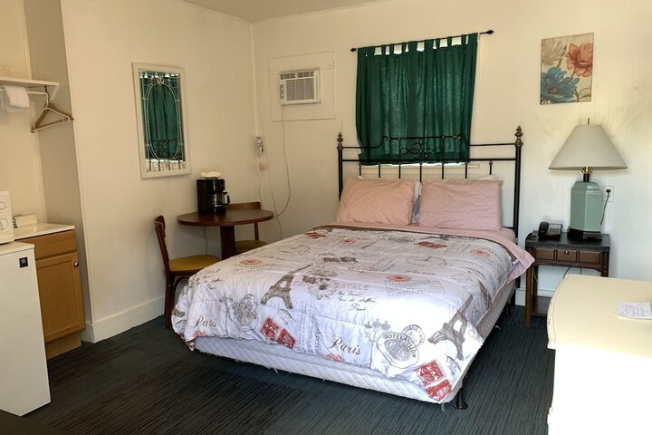 Phillips Historic Motel & Cottages