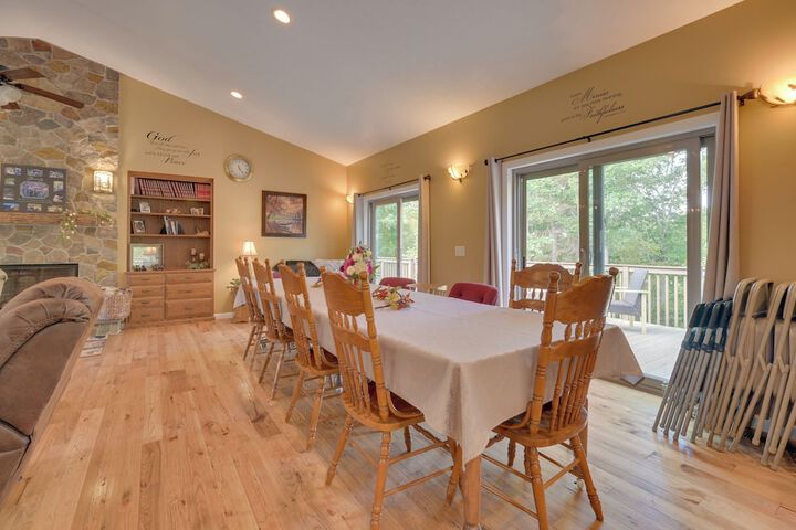 Family-friendly Retreat w / Deck in Cassville!