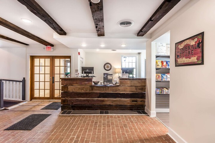 The Aurora Inn