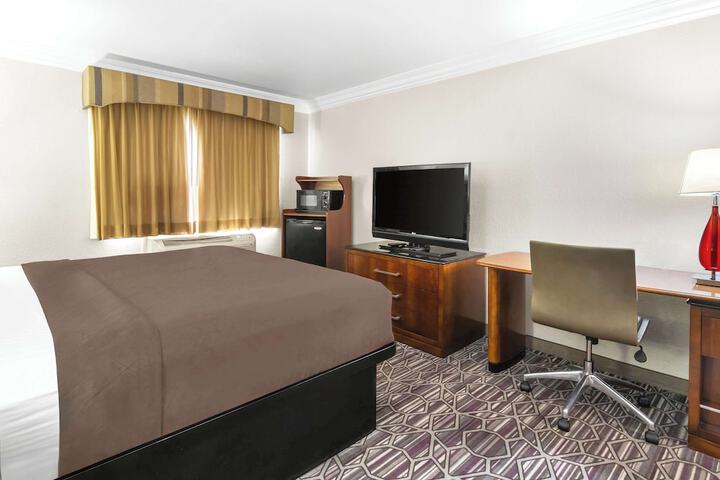 Room 27 of 34