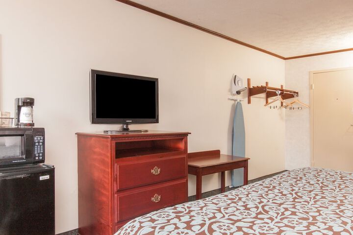 Room 5 of 16