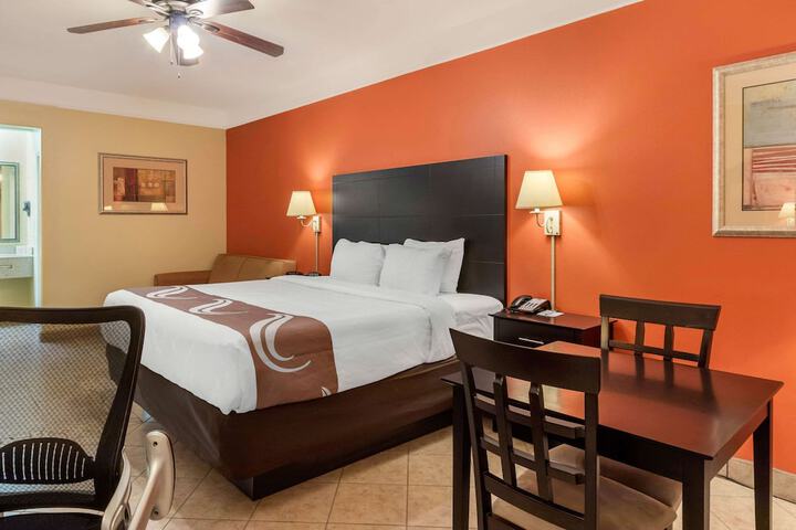 Quality Inn & Suites at the Outlets Mercedes / Weslaco