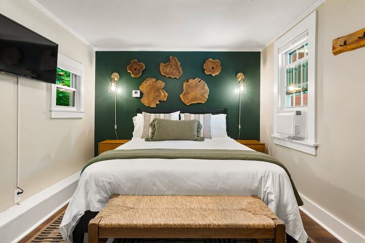 The Aurora Inn & Cottages