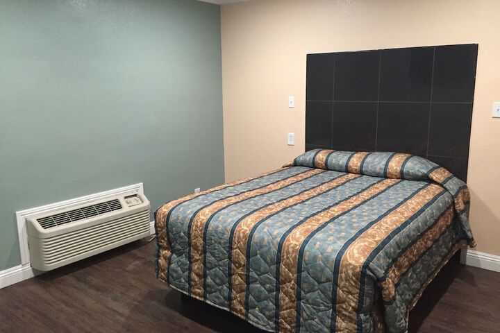 Room 10 of 28