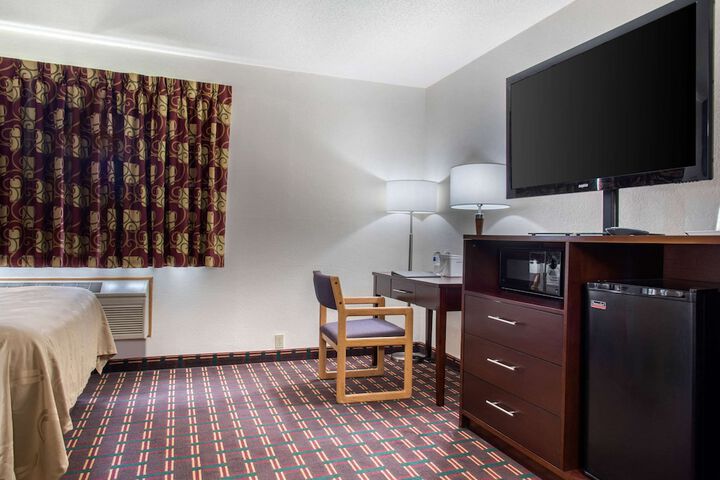Room 33 of 64