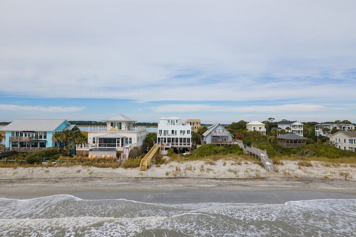 Oceans Eye by Avantstay Beach Front Home w / Roof Top Pool & Putting Green!