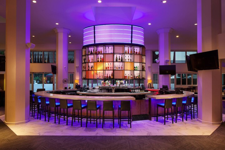 Lounge 51 of 56