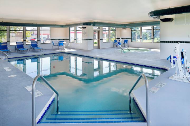 Holiday Inn Express Hotel & Suites Fort Atkinson by IHG