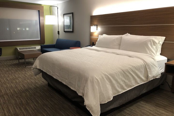 Holiday Inn Express & Suites Racine by IHG