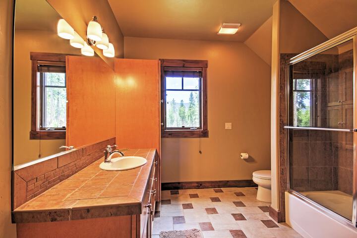 Tabernash Retreat w / Hot Tub & Stunning Mtn Views!