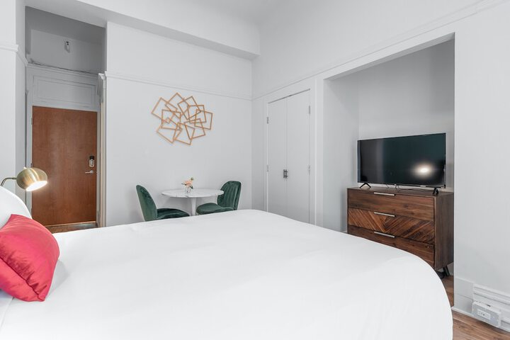 Room 25 of 47