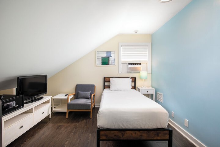Room 33 of 47
