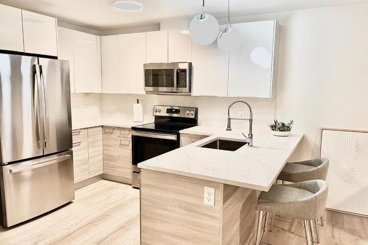 Modern 2 Bed Furnished Apartment in Quincy