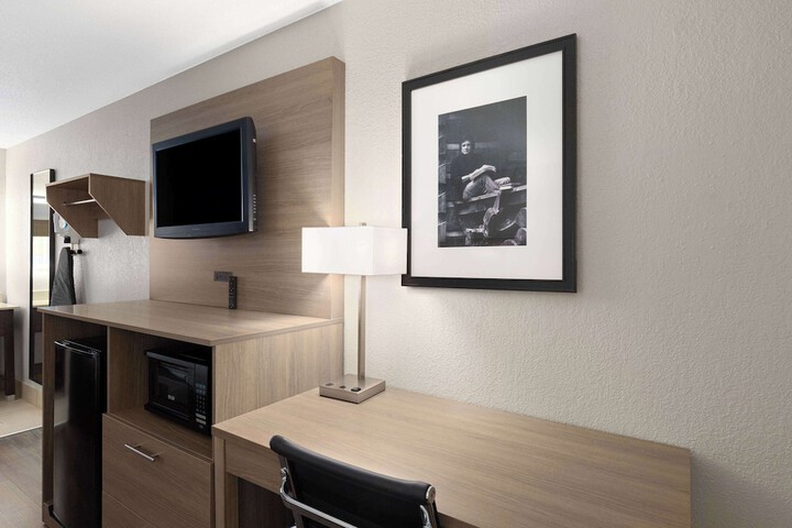 Room 25 of 39