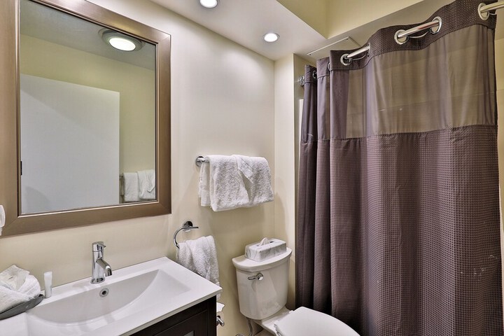 Room 119 of 213