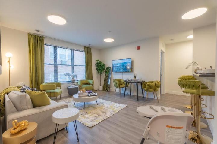 Opulence in Olive with Free Parking plus EV Plug 2 BR 2 baths Suite, 5 beds and Sleeps 8