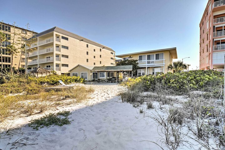 Steps to Beach Cabana: Indian Shores Cottage