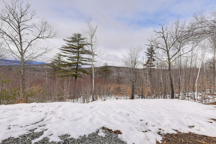 Mountain-view Home in Stoneham w / Hot Yoga Studio!