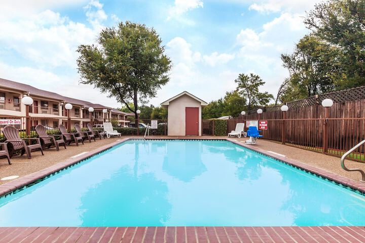 Pool 10 of 28