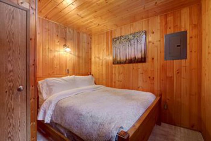 Sunset Falls Cabin - Two Bedroom Cabin with Hot Tub