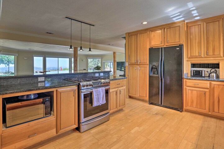 Luxe Auburn Hideaway w / Tennis Court & Views!