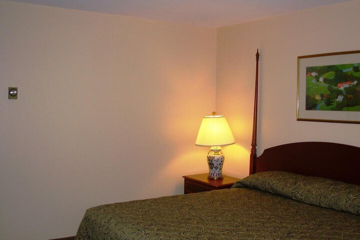 Red Carpet Inn on the Lake