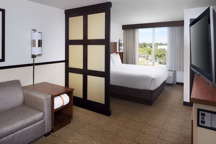 Room 10 of 26