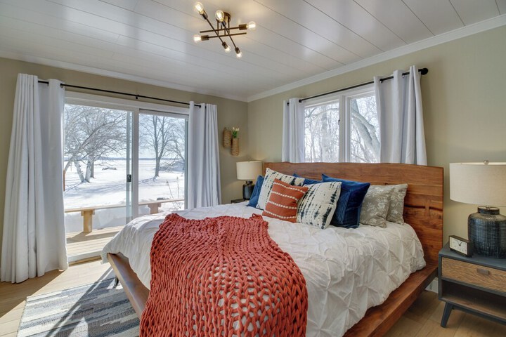 Home Rental on Detroit Lake: Dock Game Room!