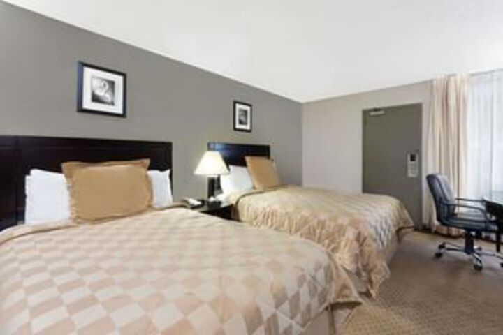 Super 8 by Wyndham Brook Park / Cleveland