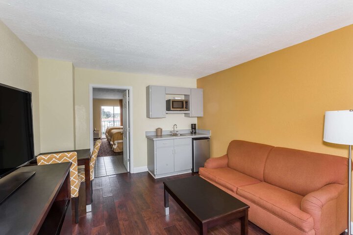 Days Inn & Suites by Wyndham Port Richey
