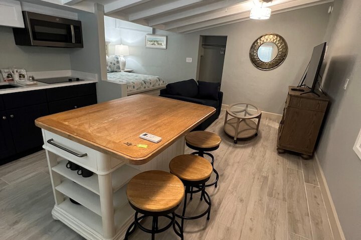 Tarpon Tale Inn