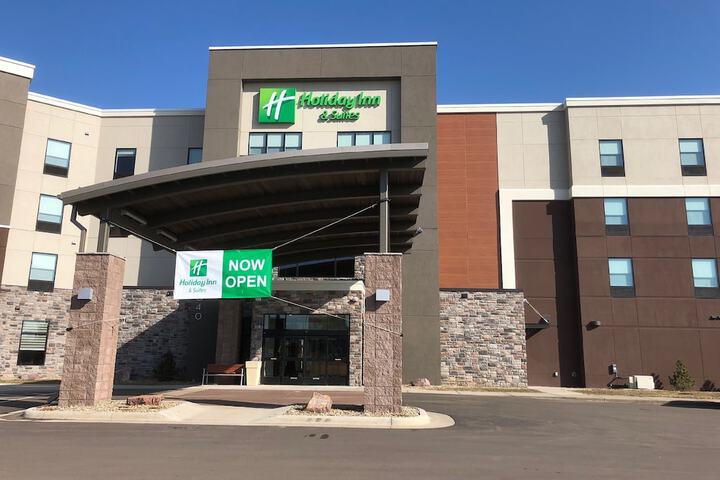 Holiday Inn & Suites Sioux Falls - Airport by IHG