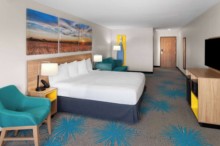 Days Inn & Suites by Wyndham Morris / I-80