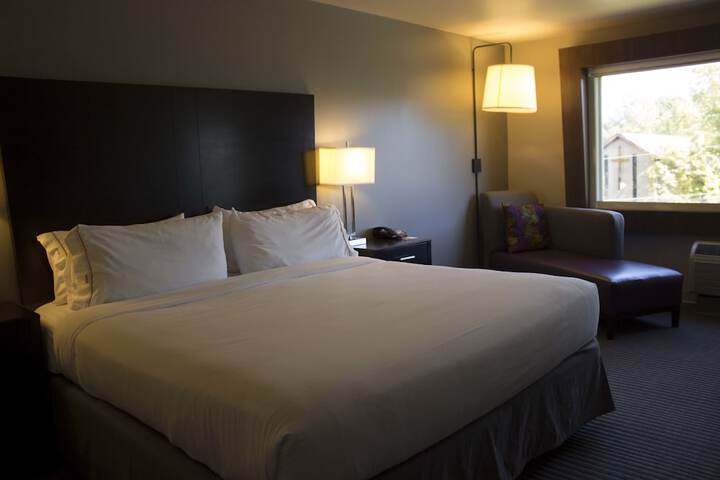 Holiday Inn Express & Suites Tahlequah by IHG