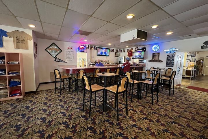Lounge 47 of 51