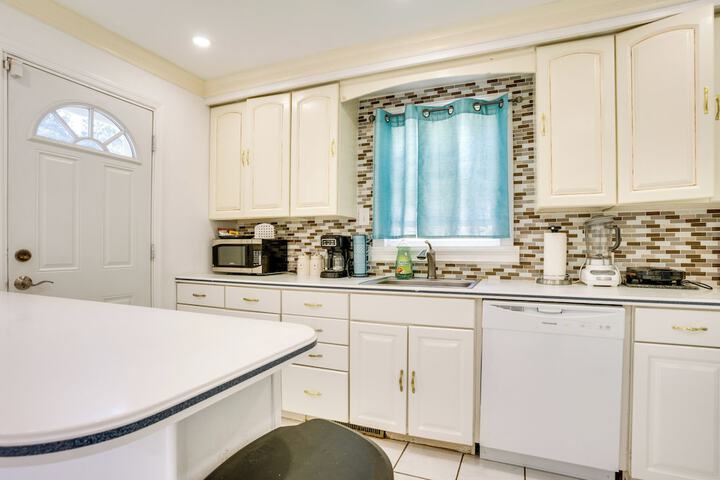 4 Mi to Nyc Shared Yard: Englewood Apartment!
