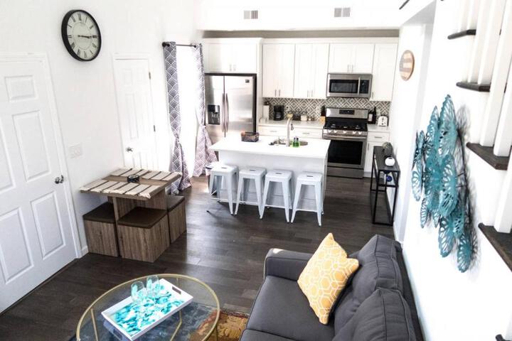 2 Blocks from Beach-Sleeps 16