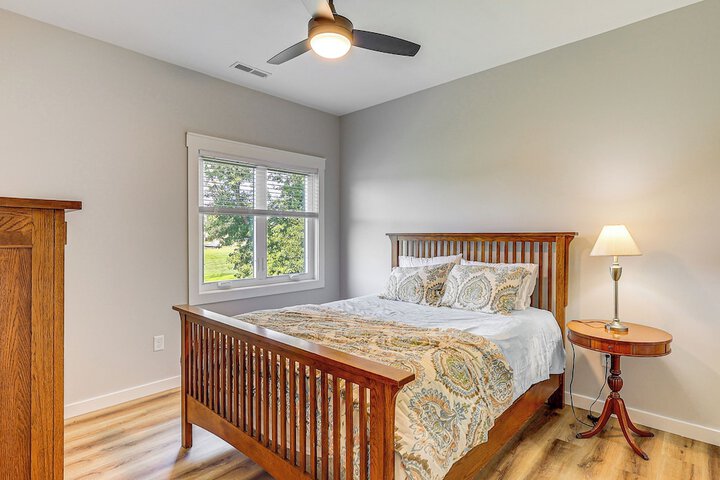 Rock Hall Retreat w / Balcony Near Park & Marina!