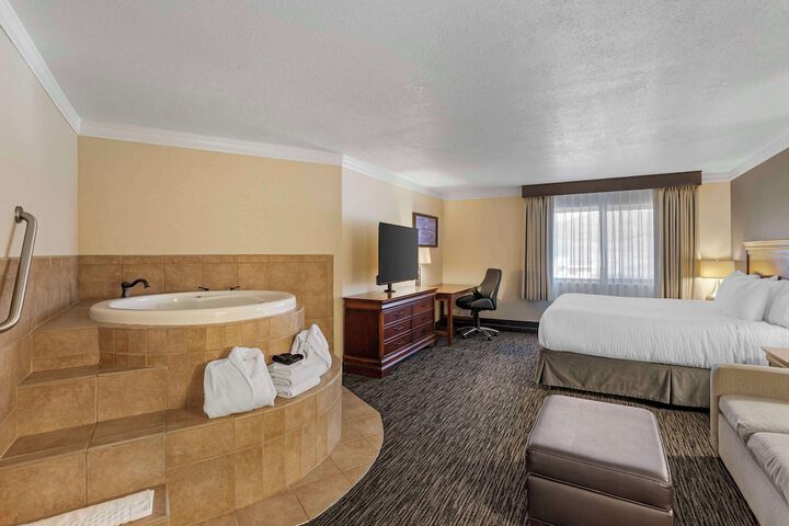 Best Western Plus Landmark Inn