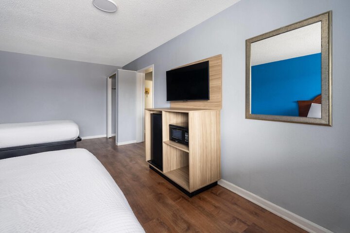 Super 8 by Wyndham Portsmouth - Norfolk