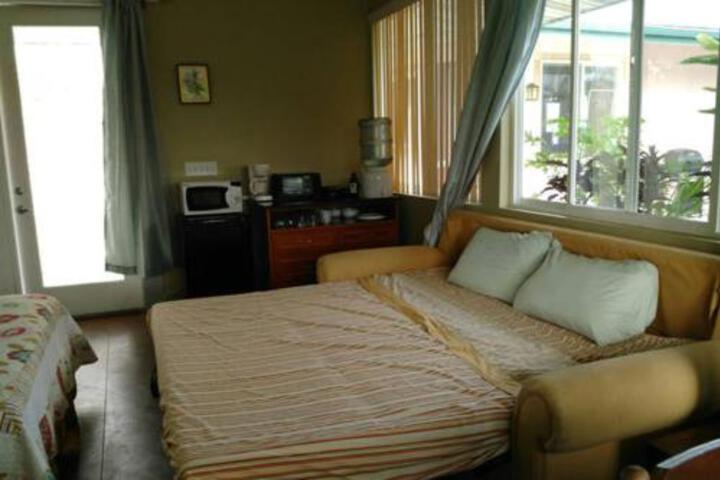 Puumoi Pink House and Sunrise Studio