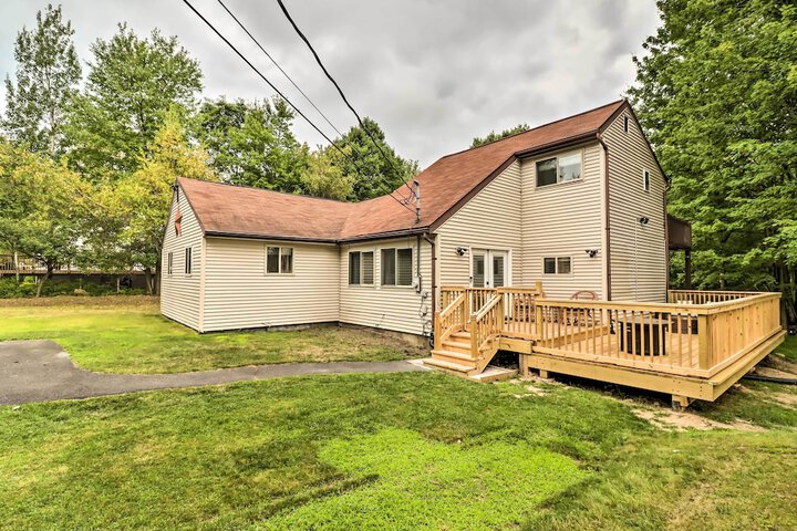 Chic Long Pond Family Home w / Fire Pits & Deck!
