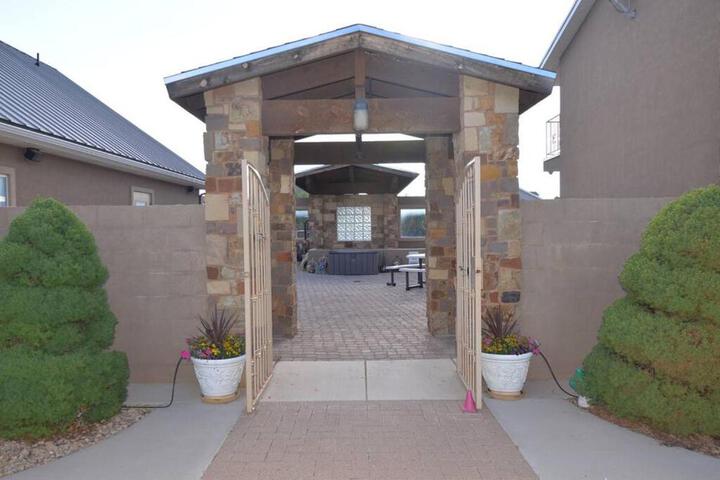 Tacit Shadow Resort Paradise Deluxe Suite Gym, Coffee Bar, Hot-Tub, Free Laundry, Food Available