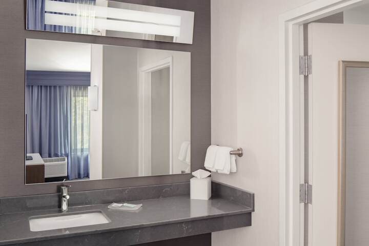 Courtyard by Marriott Portland Airport