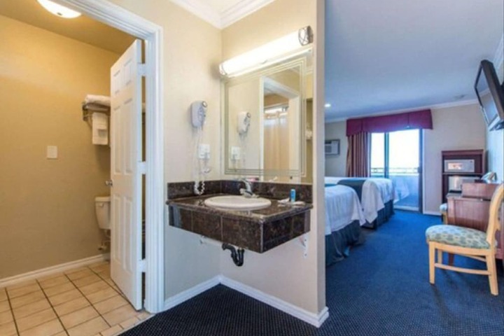 Room 10 of 14