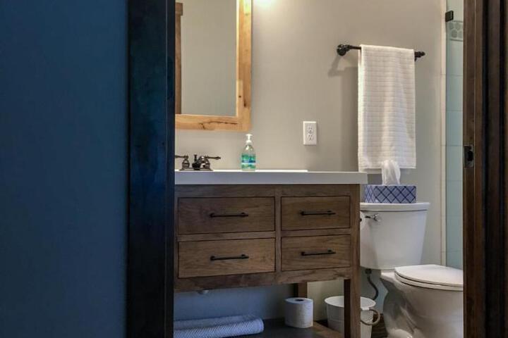Lakefront Home 4 Bedroom 4 Bath Sleeps 12