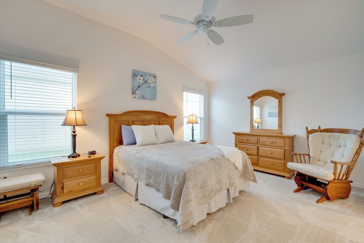 Sun-soaked Retreat in The Villages w / Grill!