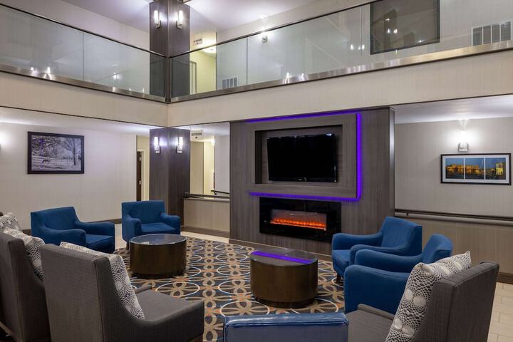 Lounge 37 of 41
