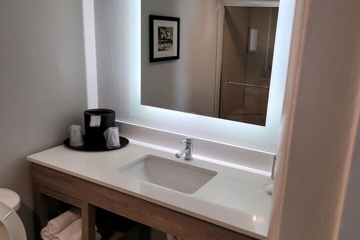 Room 34 of 65